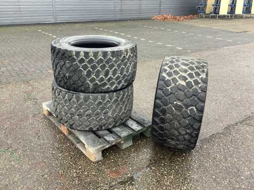 3x 445/45R19.5 Band