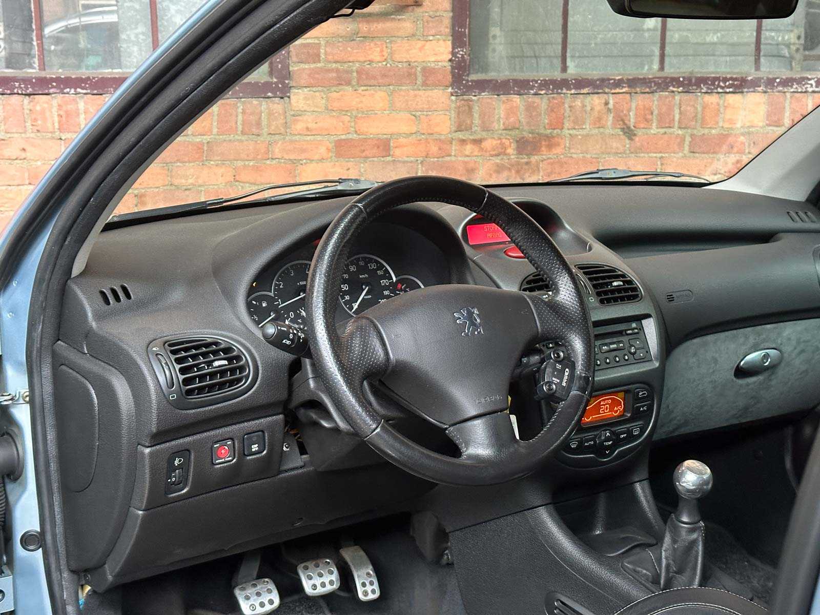 Peugeot 206 2.0-16V GTI 134pk 2004, 33-NS-VN