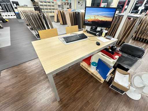 3 Tische mit 6 Pedrali-Stühlen