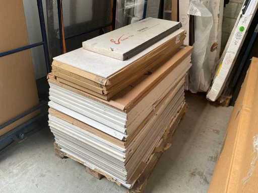 Diversen vloertegels circa 45m2