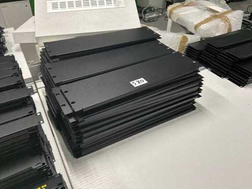 Placă metalică pentru rack de servere (75x)