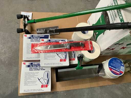 Sheetrock glue hopper for corner profiles