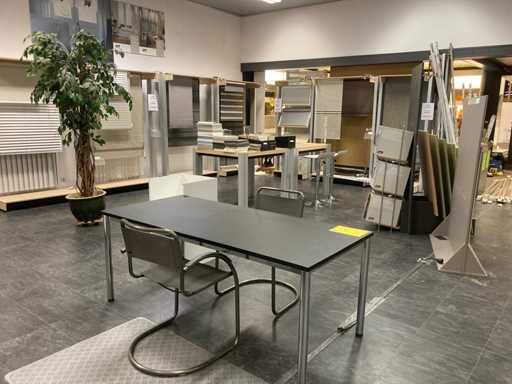 Demo modellen gordijnen, tafels, stoelen, grote plant enz