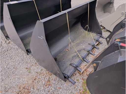 D | Site closure: Large range of spare parts and accessories for excavators and construction machinery