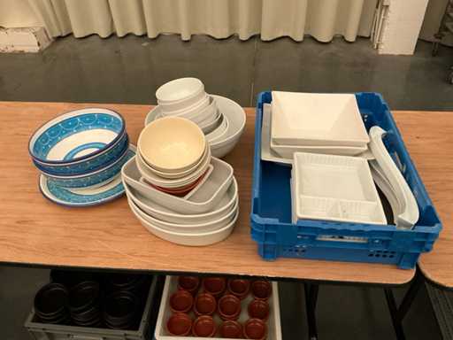 Lot serveerschalen en kommen