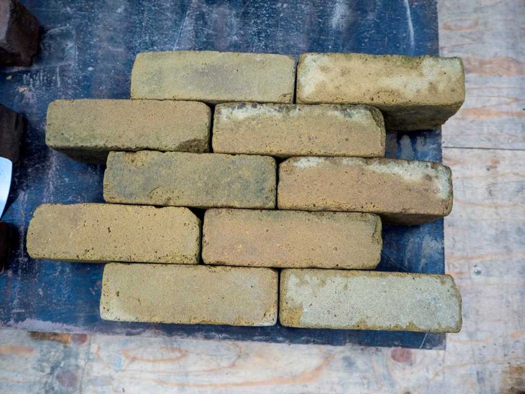 Old baked bricks 9m²