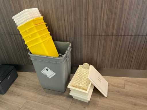 Loturi de recipiente pentru ace, tăvi pentru instrumente