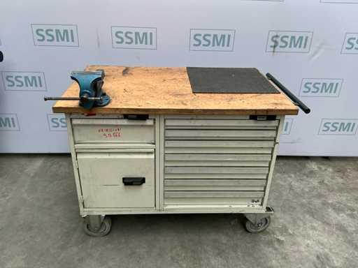 Wózek narz?dziowy z drewnianym blatem roboczym i imad?em