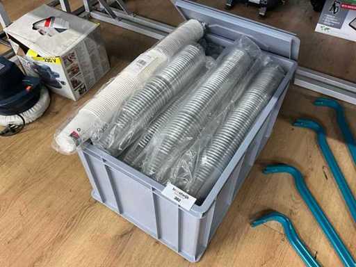 Partij wegwerpbekers in krat