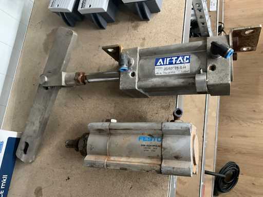 Pneumatische cilinder (2x)