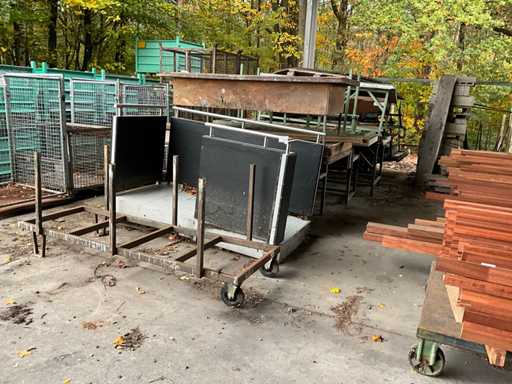 Vari tavoli di assemblaggio