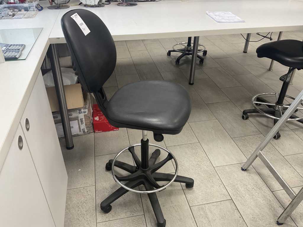 Różne krzesła mobilne (3x)