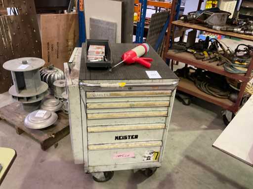 Carro de herramientas con contenido