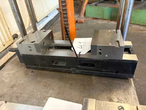   Machine vise