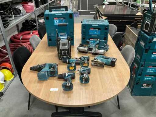 Outil Makita avec 4 boîtiers (8x)