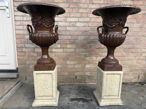 Vase im französischen Stil mit einem Sockel von 1,16 Metern Höhe