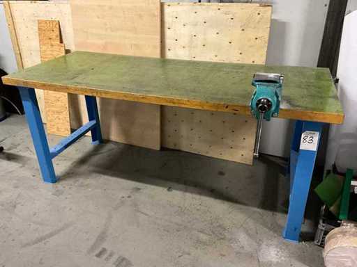 Werkbank mit Schraubstock