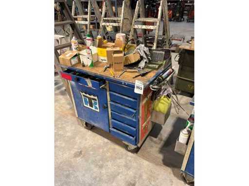 Wózek narzędziowy z treścią