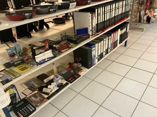 Diverse kantoorartikelen, rekenmachines, passers, schrijfsets, meetinstrumenten...