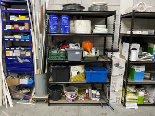 Lagerregal mit Inhalten