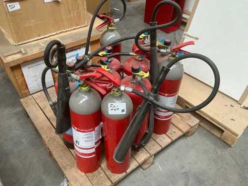 Batch of various fire extinguishers (12x)