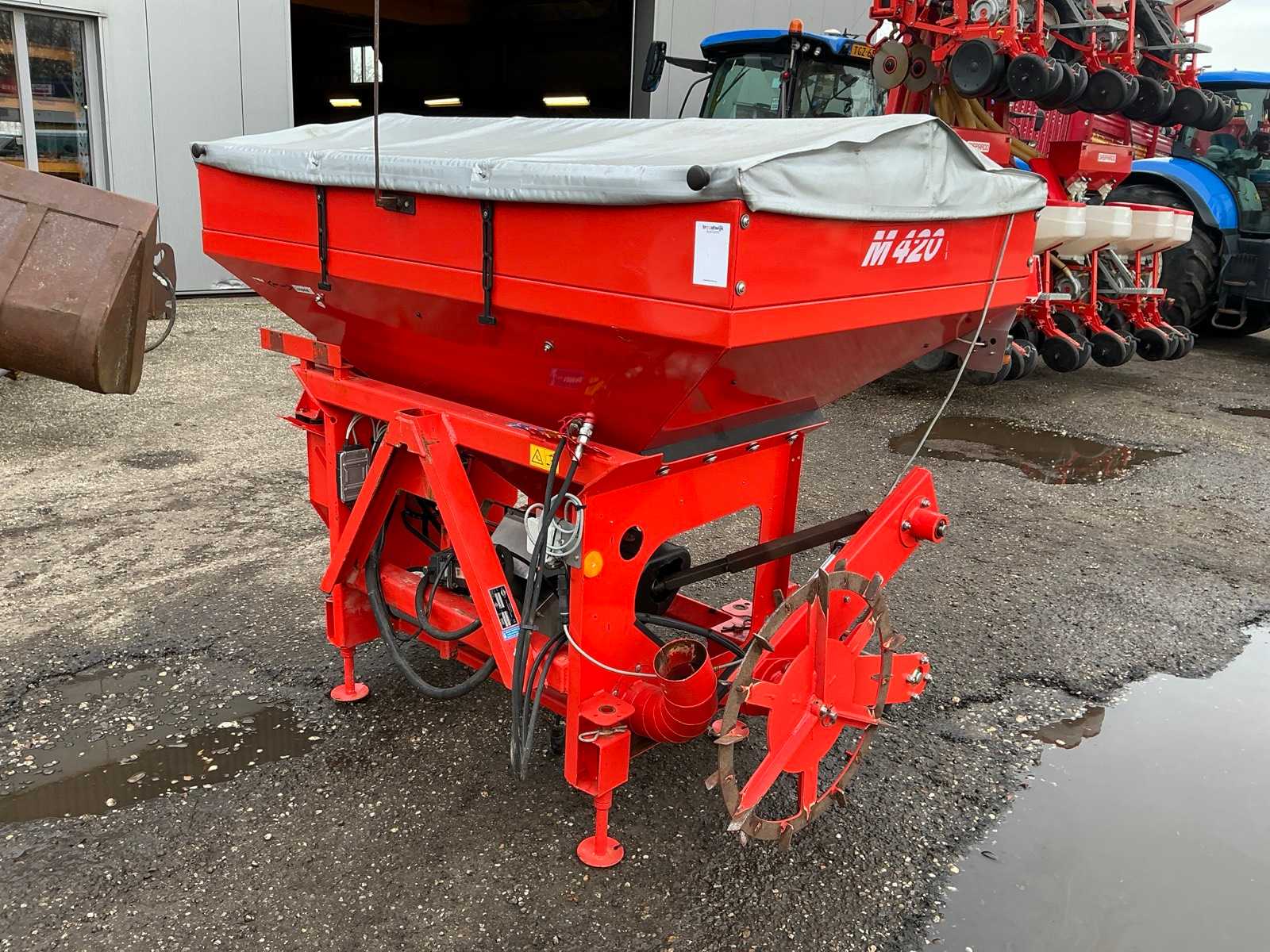 2009 Kuhn M420 Venta TF702 3 Point Mounted Fertilizer Spreader