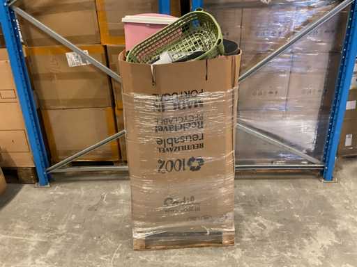 Partia plastikowych przedmiotów domowych