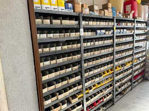 Duża partia nakrętek i śrub z półką