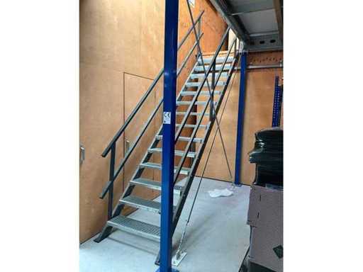 Vaste trap 13 tredes hoog:295cm