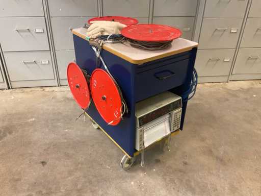 Werkstattwagen mit diversen Messgeräten