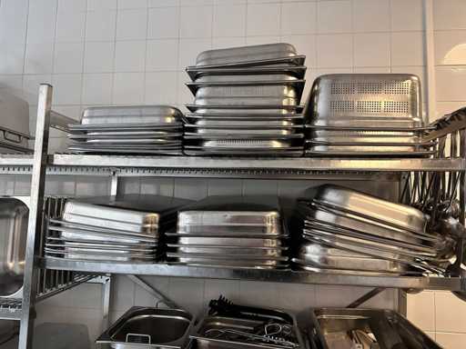 Partij divers keukengerei (inhoud rechter gedeelte stelling)