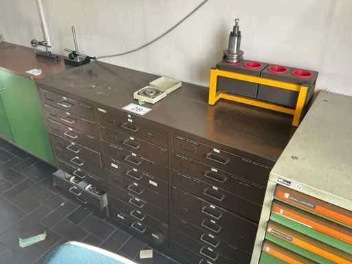 Armadio da officina con contenuto (utensili di fresatura e accessori)