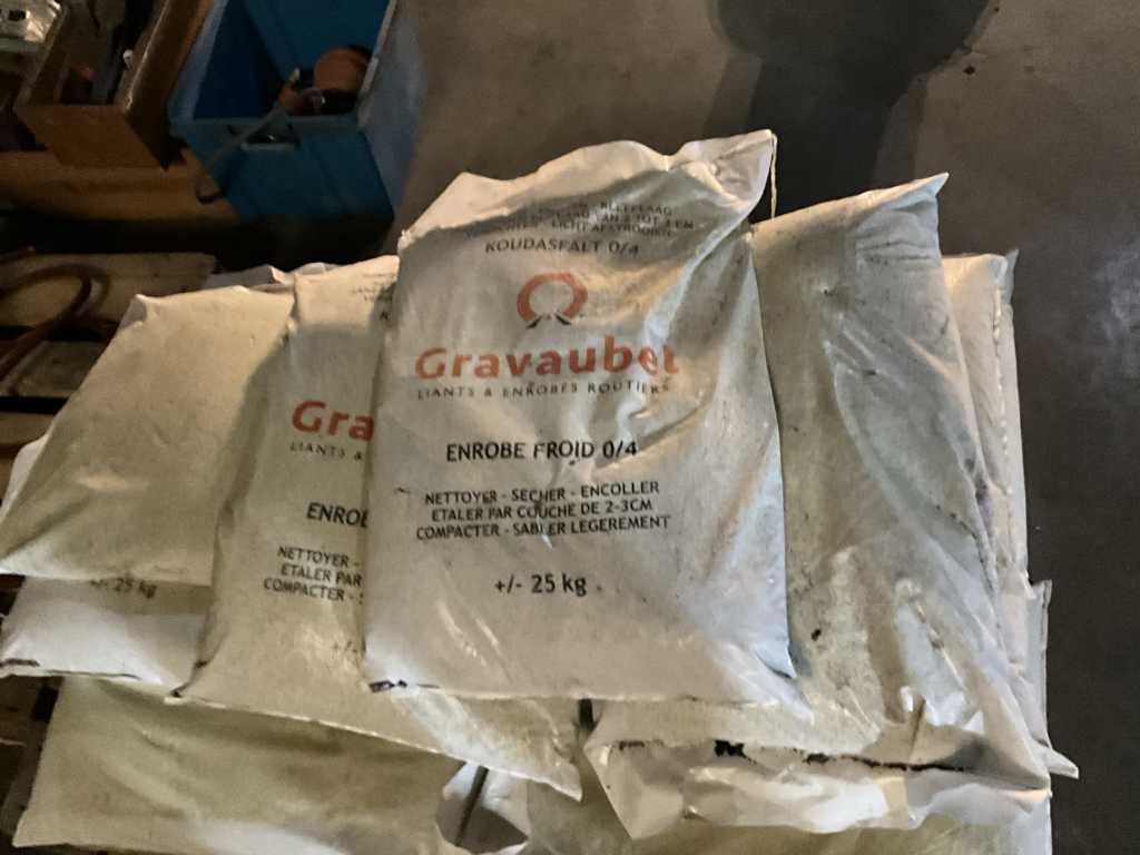 Approx. 10 bags of cold asphalt GRAVAUBEL 25 kg.