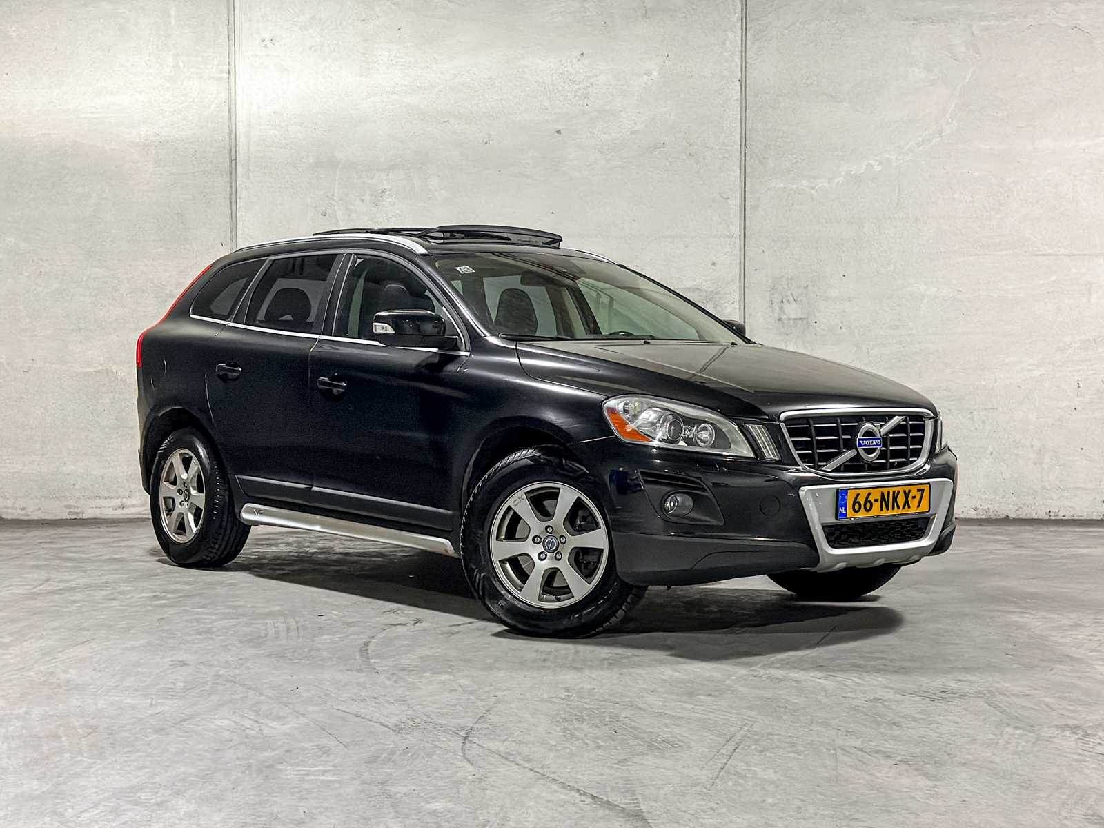 Volvo XC60 2.4 D5 AWD R-Design 205pk 2010, 66-NKX-7 