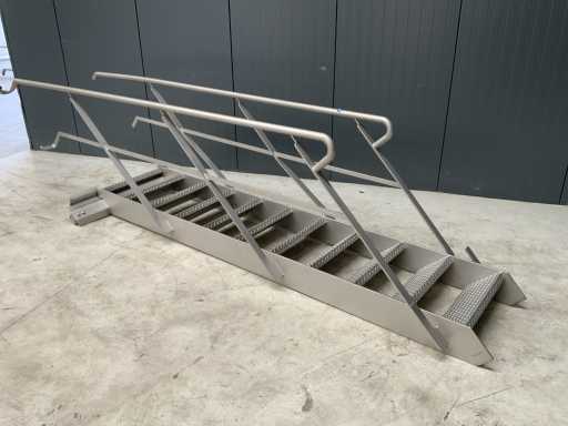 Edelstahltreppen, 11 Stufen hoch, 220 cm hoch, mit Handlauf