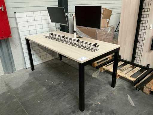 Schreibtischtisch mit 2-PS-Bildschirmen auf der Halterung