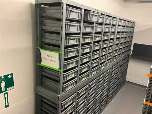 Metalen planken met plastic dozen (4x)
