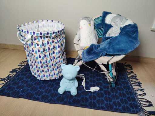 Décoration de chambre des enfants bleu - fauteuil - moquette - panier de rangement - couverture - veilleuse - peluchette
