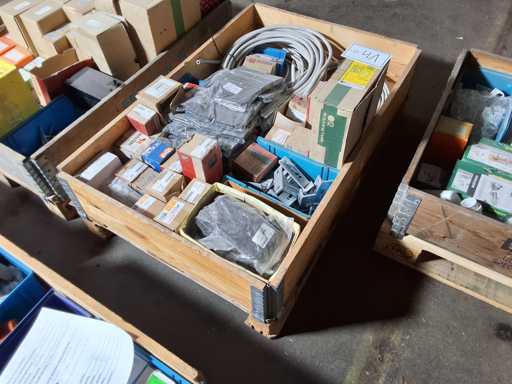   Palette mit Elektroinstallationsmaterial Müpro + Würth