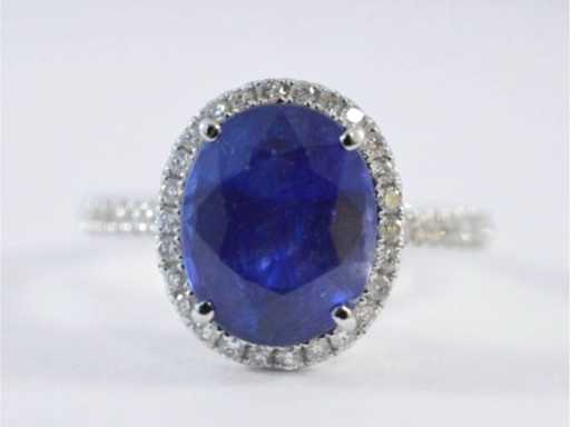 Witgouden entourage ring met diamanten en saffier