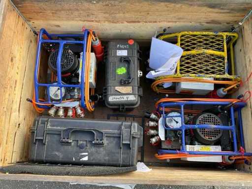 Diverse echipamente de operare, inclusiv pompe hidraulice.