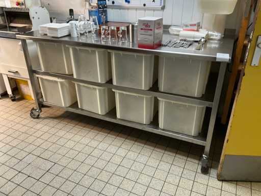 Werktafel met 8 kunststof bakken