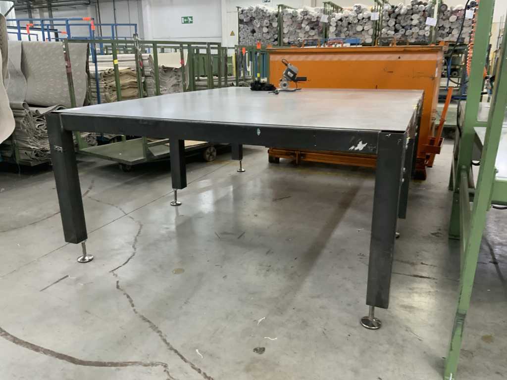 Metal finishing table for carpets