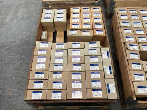 Viele Muttern und Unterlegscheiben (8900x)