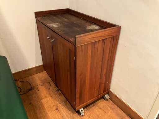 Mobiel houten servicemeubel