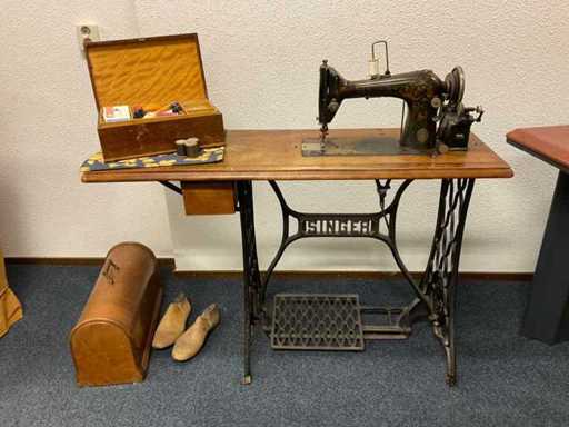 Singer 15 Nostalgic Sewing Machine