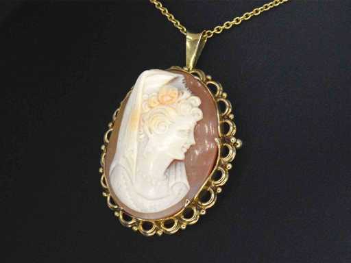 Goldener Anhänger mit Cameo