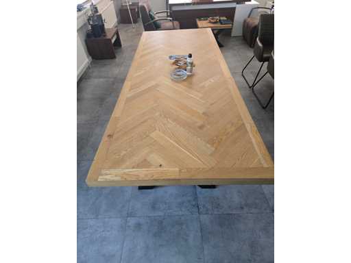 1x visgraat eettafel 240x90 inventaris opruiming