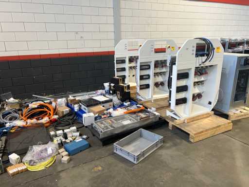 Lot de componente electrice ?i cutii de distribu?ie