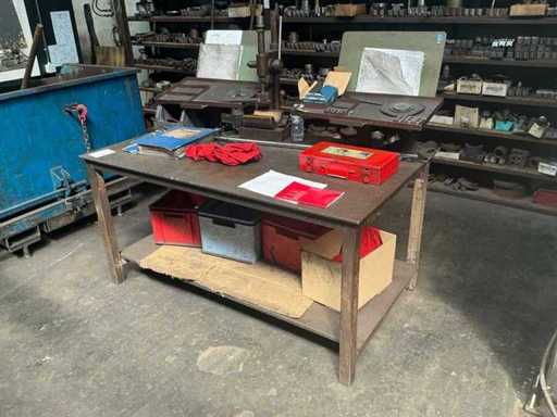 Metalen tafel